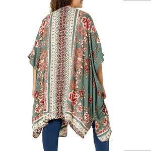 Francesca's Angie Floral Kimono